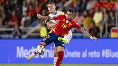 Jeremy Pino controla el balón ante Miro Muheim, defensa de Suiza.