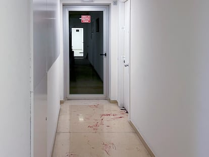 El piso precintado donde Sandra fue acuchillada por su pareja, José María, en Barcelona.