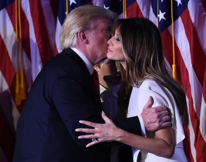 Rompiendo con la tradición, Melania Trump decidió seguir viviendo en su ático de lujo en la Torre Trump de Nueva York tras la investidura presidencial del pasado 20 de enero. Se quedó con Barron, de 11 años, hasta que finalizara el curso escolar. En la imagen, Donald Trump besa a Melania tras las elecciones del pasado 8 de noviembre de 2016, en el que salió electo. Se casaron en 2003.