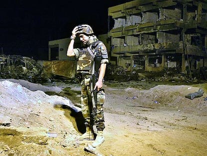 Un militar italiano, ante la base destrozada por el ataque del terrorista suicida Belgacem Bellil.