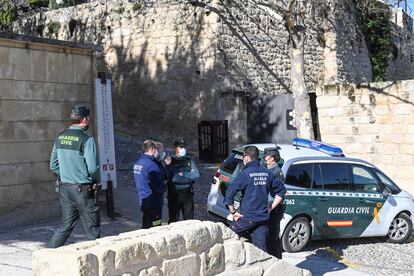 Agentes de la Guardia Civil y bomberos en los alrededores de la iglesia de Santo Domingo de Silos, en Alcalá la Real (Jaén), este miércoles.