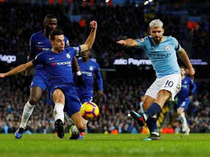 Agüero chuta ante Azpilicueta.