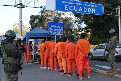 Integrantes de las Fuerzas Armadas de Ecuador custodian a presos colombianos durante su proceso de deportación, el pasado viernes.