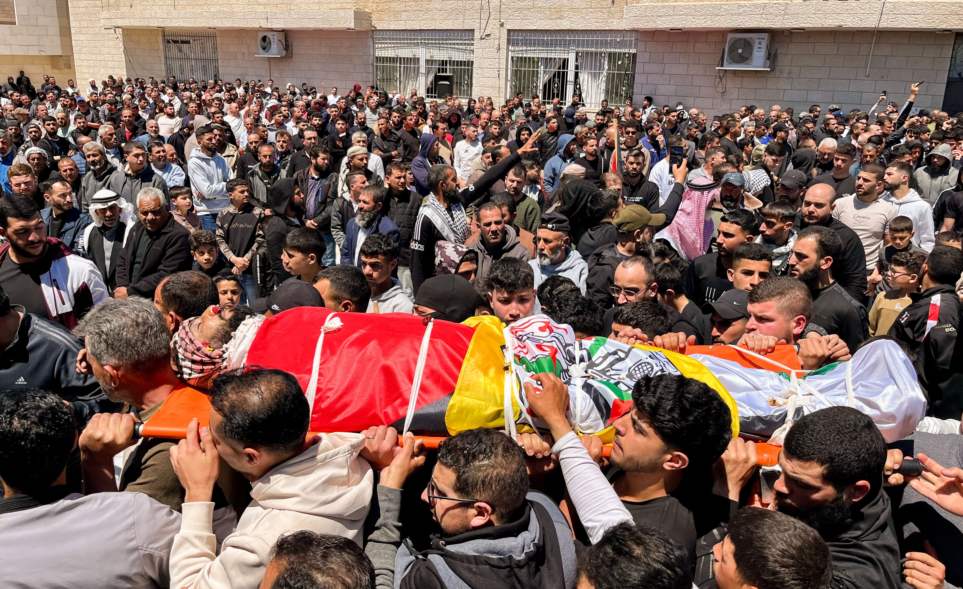 Entierro de los dos palestinos muertos por disparos de un colono israelí, este miércoles en Al Mugayer.