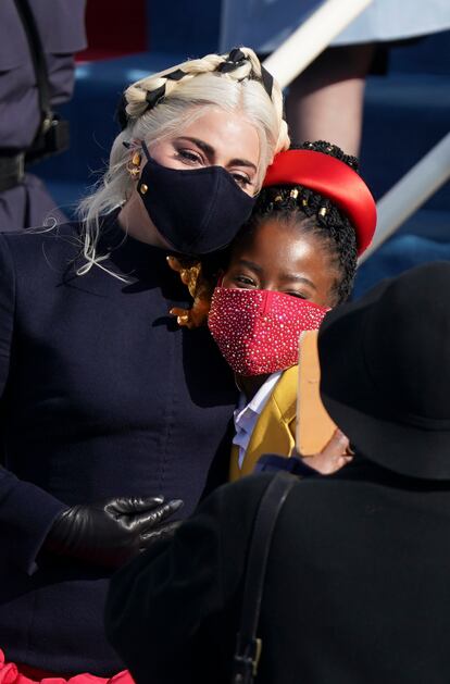 Amanda Gorman con Lady Gaga,en Washington.