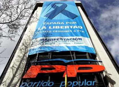 Un gran lazo azul preside la sede del PP en la calle Génova.