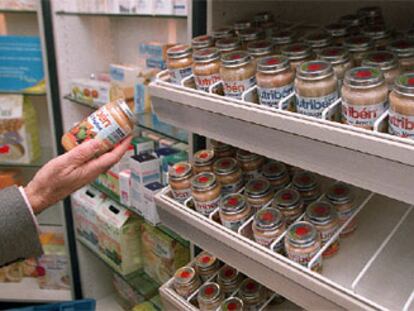 Estantería de productos de alimentación infantil en una farmacia.