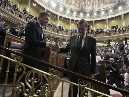 Saludo entre Rajoy y Sánchez tras la votación. 