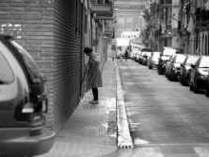 b 38121 (15/nov/00) -color- Brote de legionela en la Barceloneta, Barcelona, toma de muestras y limpieza de las calles. -foto: Tejederas.