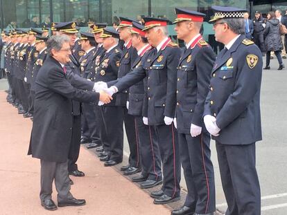 El delegado del Gobierno en Cataluña, Enric Millo, saluda a Mossos d'Esquadra.