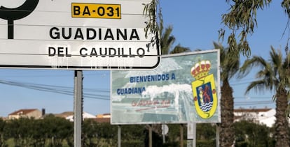 El cartel de llegada a Guadiana del Caudillo, donde aparece borrado el &#039;apellido&#039; franquista.