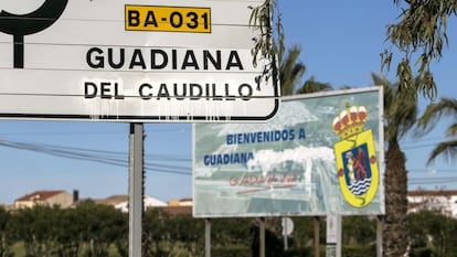 El cartel de llegada a Guadiana del Caudillo, donde aparece borrado el &#039;apellido&#039; franquista.