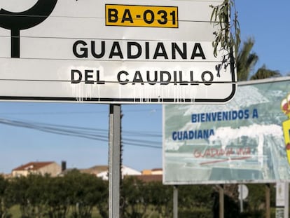 El cartel de llegada a Guadiana del Caudillo, donde aparece borrado el &#039;apellido&#039; franquista.