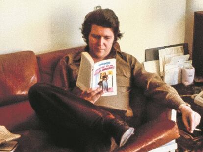 Jorge Herralde lee 'Escritos de un viejo indecente', de Charles Bukowski, en una imagen de finales de los setenta.