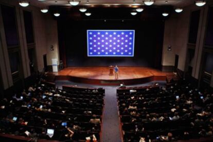 Blaise Dipersia, diseñador de Facebook, durante su charla inaugural del primer 'Hackathon' en el Congreso de Estados Unidos.