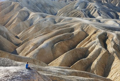 Una turista contempla el paisaje de Zabriskie Point, en el parque nacional de Death Valley (California).