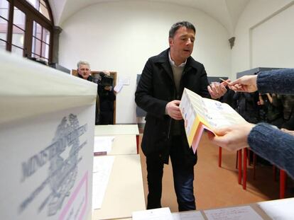 El líder del PD, Matteo Renzi, este domingo en un colegio electoral de Florencia.