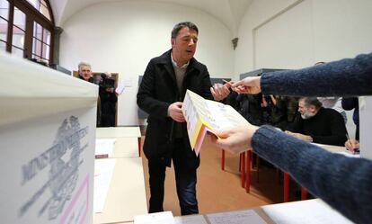 El líder del PD, Matteo Renzi, este domingo en un colegio electoral de Florencia.