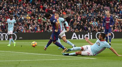 Luis Suárez marca el segundo gol del Barcelona.