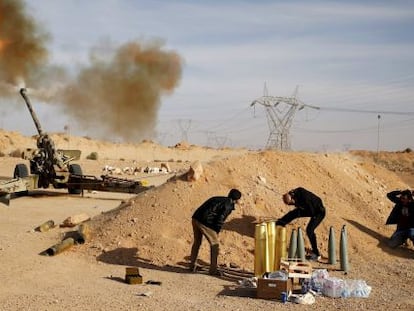 Milicianos libios disparan fuego de artiller&iacute;a contra posiciones yihadistas de Sirte, en marzo.