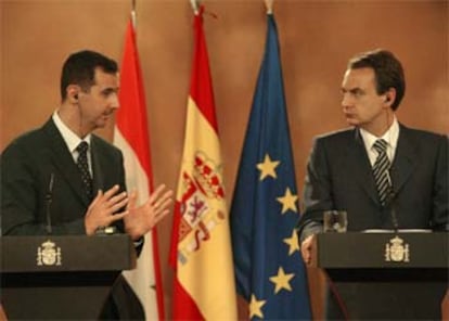 Rodríguez Zapatero escucha al presidente sirio, Bachar el Asad, durante la rueda de prensa en La Moncloa.