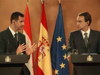 Rodríguez Zapatero escucha al presidente sirio, Bachar el Asad, durante la rueda de prensa en La Moncloa.