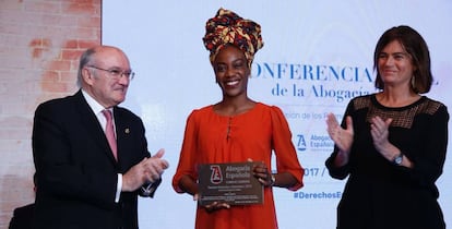 Chika Oduah recoge el premio de la Abogacía española, en Madrid.