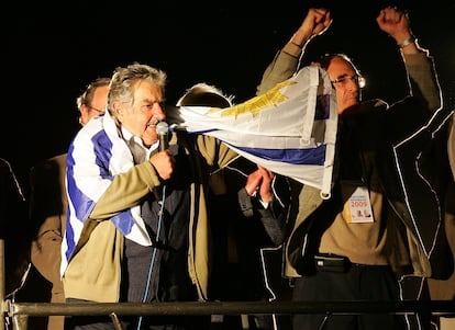 El candidato presidencial del oficialista Frente Amplio, José Mujica (a la izquierda), habla en un acto público 25 de octubre de 2009.