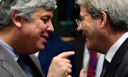 Desde la izquierda, Mário Centeno, ministro portugués de Finanzas y del Eurogrupo y Paolo Gentiloni, comisario de Economía de la UE.