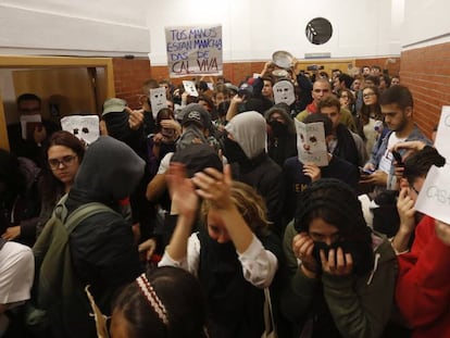 Algunos de los jóvenes que este miércoles han boicoteado la conferencia.