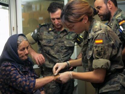 Una soldado española atiende a una mujer mayor, en una imagen facilitada por el Ministerio de Defensa.