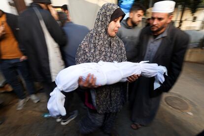 Suzan Zourob, la abuela de dos niños palestinos, un recién nacido y el joven Ahmed Zourob, todos ellos fallecidos durante los bombardeos del ejército de Israel en Rafah, al sur de la Franja de Gaza.  