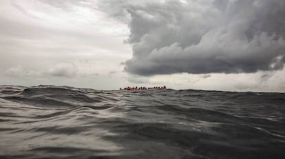 Un patera a la deriva en el Mediterráneo. / OLMO CALVO (AP)