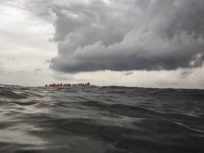 Un patera a la deriva en el Mediterráneo. / OLMO CALVO (AP)