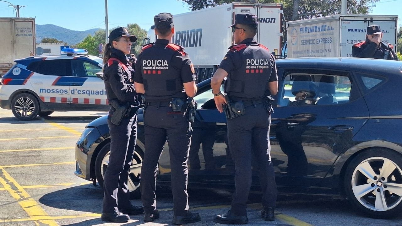 Los Mossos en un operación contra la delincuencia en la AP-7.