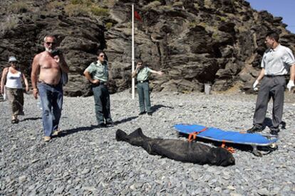 El cadáver del inmigrante fallecido, antes de su traslado.