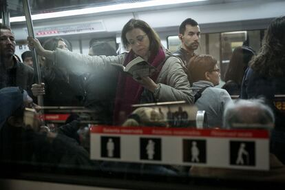 Interior d'un vagó ple de passatgers a l'estació de la plaça Espanya.