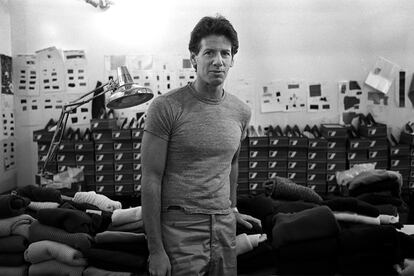 Calvin Richard Klein cumple 75 años. Retirado de la industria desde 2003 y protagonizando, de cuando en cuando, algunos titulares por culpa de sus escándalos amorosos; el neoyorquino inventor del minimalismo noventero (y de muchas cosas más) bien merece un homenaje. Repasamos, a continuación, todo lo que la moda le debe.