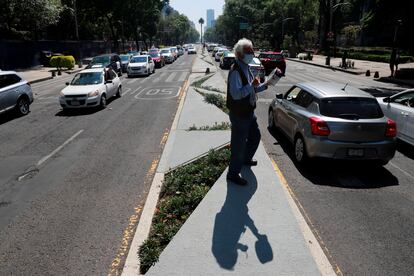 Un hombre protesta contra el Gobierno en Ciudad de México.