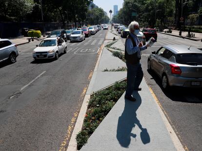 Un hombre protesta contra el Gobierno en Ciudad de México.