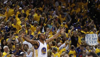 Andre Iguodala, de los Golden State Warriors, celebra su victoria ante los Cleveland Cavaliers en la final de la NBA en el Oracle Arena de Oakland, California.