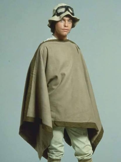 Si Star Wars es, por encima de todo, un western, no podía faltar un buen poncho en el armario de su protagonista. Como si se tratara de un pistolero sentado al sol en la puerta del saloon (o de la cantina de Mos Eisley, en este caso), el joven Luke también experimentó con esta prenda incombustible. De Chloé a Saint Laurent, pocas son las firmas que se han resistido a presentar su propia interpretación. ¿Se habrá colado esta imagen de Skywalker en sus moodboards?