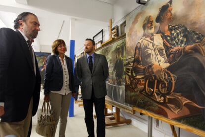 El director del Museo de Bellas Artes, Javier Viar (a la izquierda); la consejera de Cultura Blanca Urgell, y el director de restauración de la pinacoteca, ayer frente a 'Hemingway y Duñabeitia', de José María de Ucelay.
Philip Glass actúa en Vitoria.