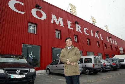 Mao Feng, propietario del Centro Comercial Asia, un almac&eacute;n de venta mayorista ubicado en Fuenlabrada, al sur de Madrid.