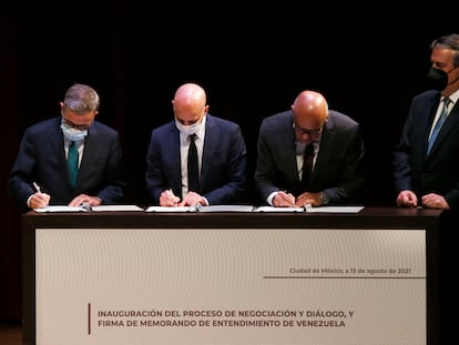 El negociador de la oposición venezolana, Gerardo Blyde, el diplomático noruego Dan Nylander, el presidente de la Asamblea Nacional de Venezuela, Jorge Rodríguez, y el canciller mexicano, Marcelo Ebrard, durante la mesa instalada en México en 2021.