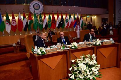 De izquierda a derecha, el Secretario General de la Liga Árabe, Ahmed Abul Gheit, su asistente Badreddine al-Oulali, y el Ministro de Asuntos Exteriores jordano, Ayman Safardí en Riad. Arabia Saudí. 