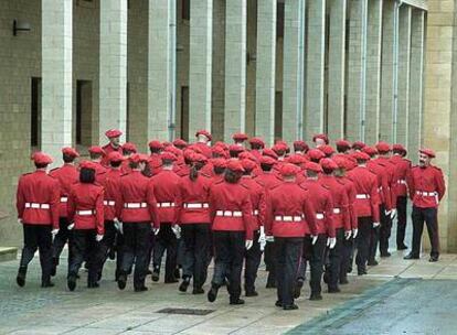 Agentes de la Ertzaintza desfilan en el patio de la academia de Arkaute (Álava).