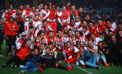 El plantel de Necaxa celebra el título.