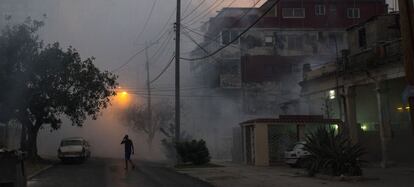 Fumigaci&oacute;n el martes en La Habana para impedir la propagaci&oacute;n de las enfermedades transmitidas por el mosquito aedes, como el zika.