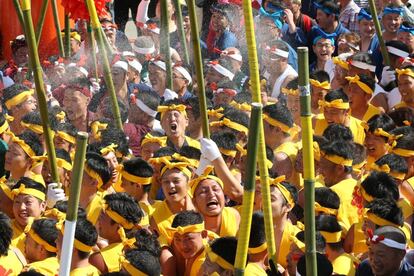 Participantes del 'Nada Fighting Festival' purifican su cuerpo con sal antes de llevar el Mikoshi, una capilla portátil del sintoísmo, en el Santuario Matsubara, Himeji (Japón).